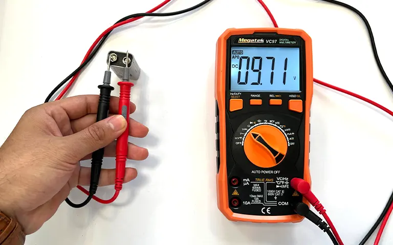تست باتری با مولتی متر vc97 مگاتک